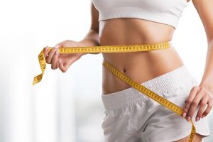 ダイエットの成果を確認する女性