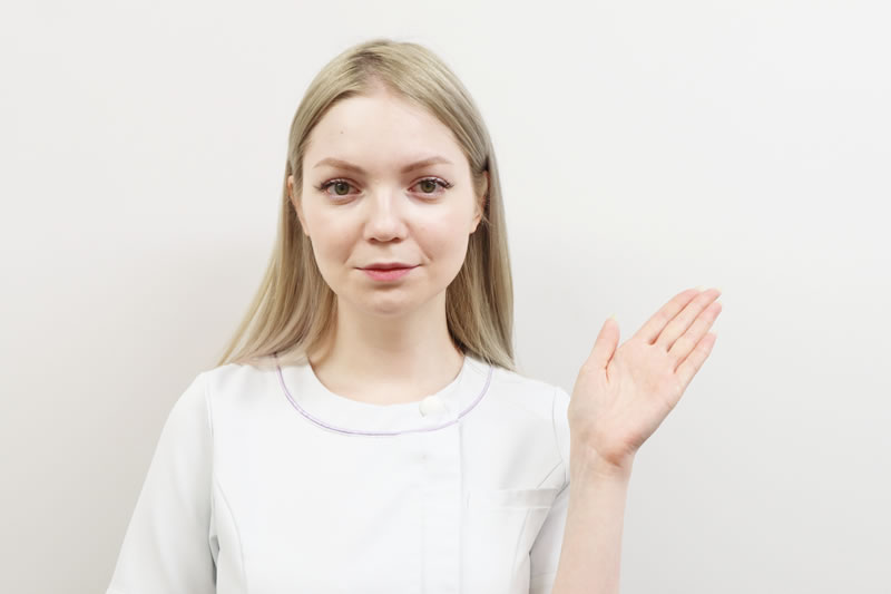 介護脱毛を受ける際のポイントを案内している看護師
