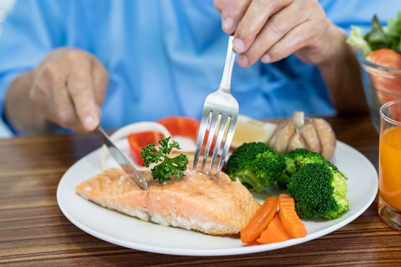 栄養のある食事をとっている女性
