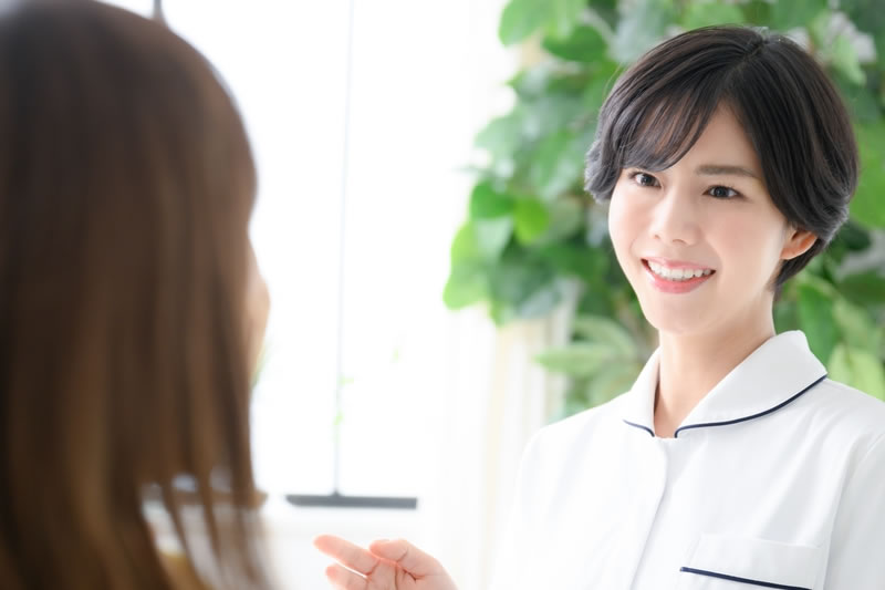 病院を受診している女性
