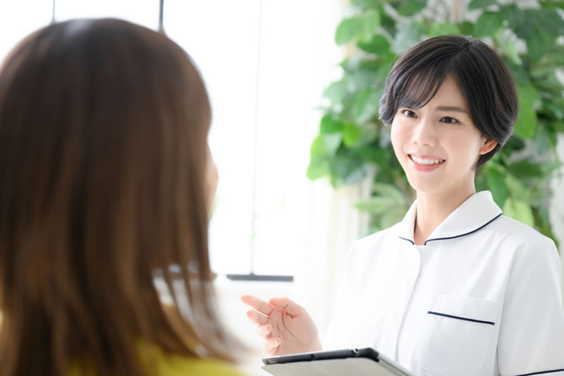 医療レーザー脱毛の部位と料金をカウンセリングで相談している場面のイメージ