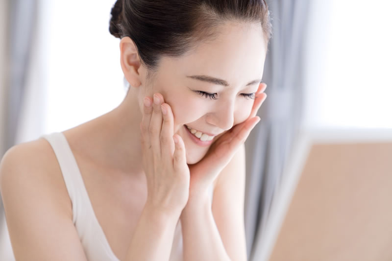 メイクしている女性