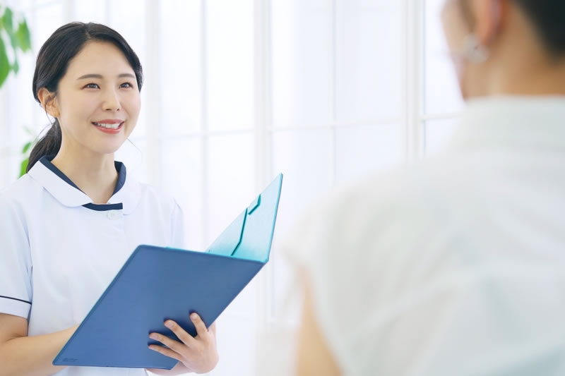 介護脱毛の種類を説明している看護師