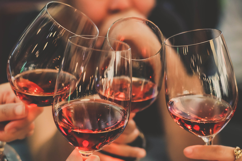 ワインを飲む女性
