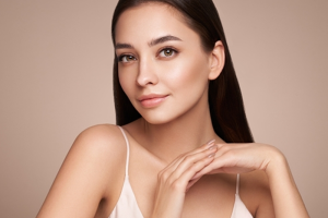 目元が美しい女性