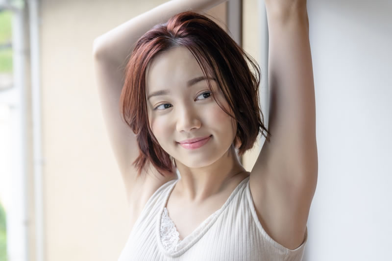 女性ができる脇汗の対策は?脇汗が多くなる3つの原因と、臭い・汗ジミ対策の方法を解説
