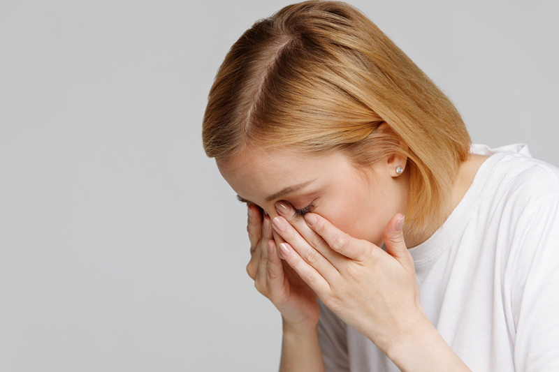 目に悩みのある女性