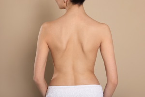 背中が美しい女性