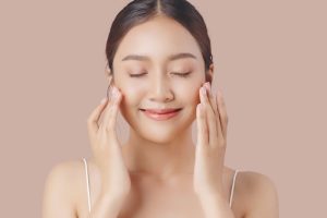 顔のたるみが気になる女性