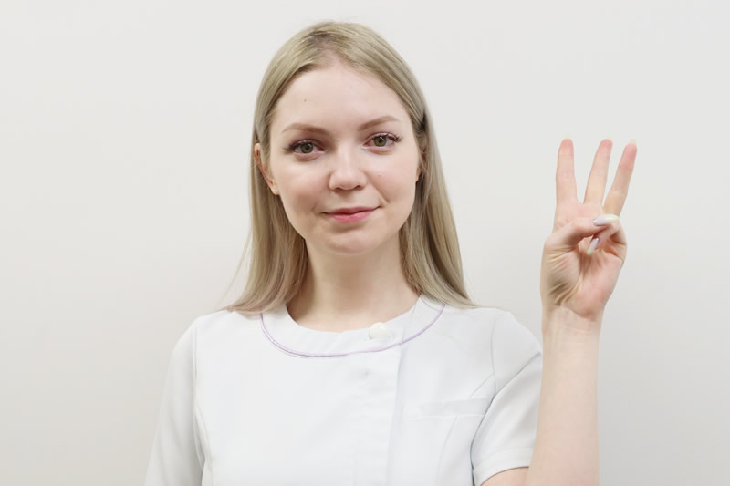 わきが治療を受けるクリニックを選ぶときの3つのチェックポイントを説明している看護師