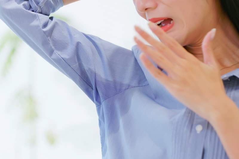 脇汗の気になる女性