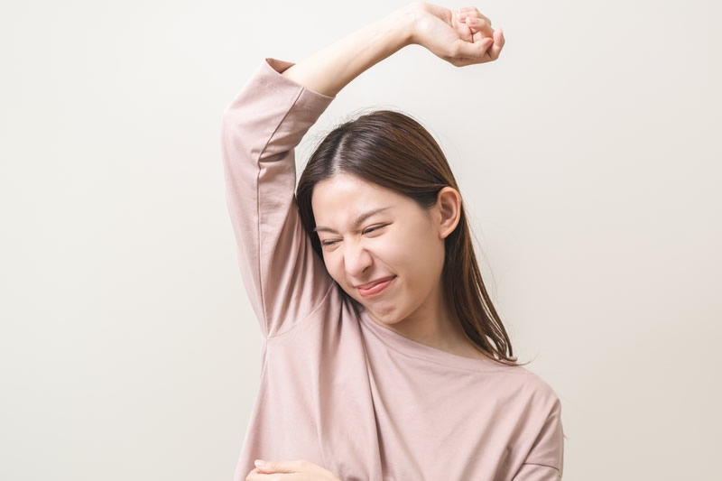 脇汗によって服が黄ばむのはわきがのせい?黄ばみの原因や防止する方法を解説