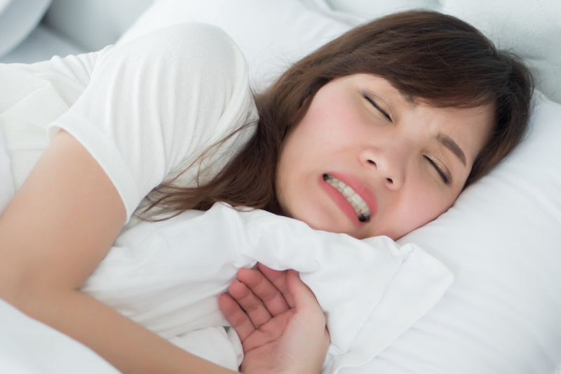 歯ぎしりに悩む女性