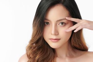 自然な目元の女性