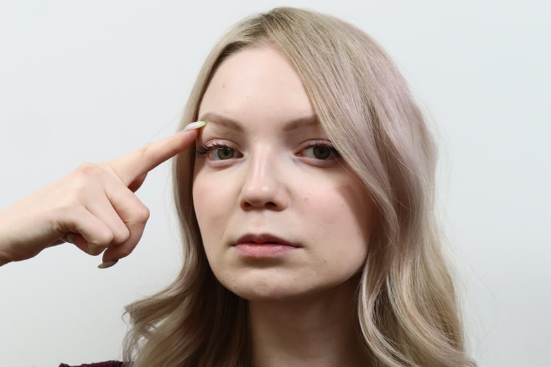 まぶたのたるみを取る美容整形を案内している看護師
