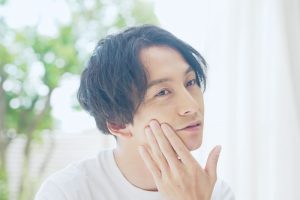 フェイスラインを気にする男性