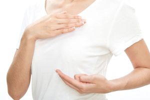 胸に悩みのある女性