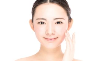 頬にヒアルロン酸を注入した女性