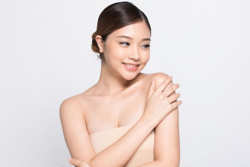 谷間の作り方を徹底解説!手軽な方法やセルフケア、バストに高さを出すための美容整形を紹介