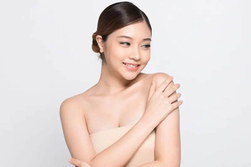 谷間の作り方を徹底解説!手軽な方法やセルフケア、バストに高さを出すための美容整形を紹介