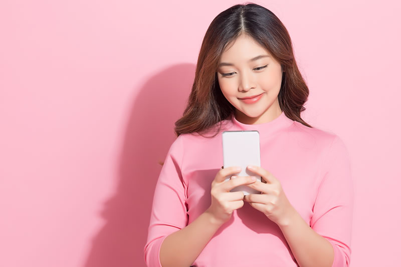スマホ顔ってどんな現象? 顔がたるむ原因や予防方法について解説!