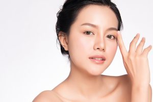 目元が美しい女性