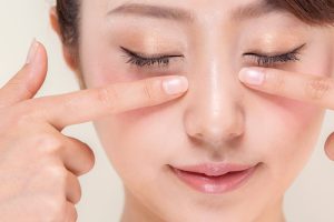 目の下のクマが気になる女性