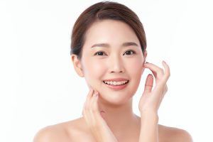 目元のクマが気になる女性