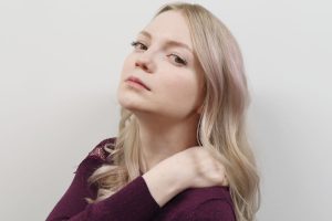 肩こりに悩む女性