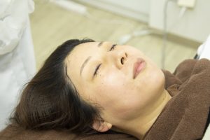リフトアップの施術を受けている女性