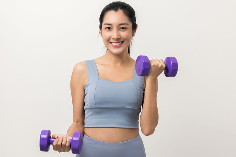 筋トレしている女性