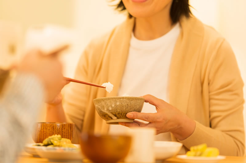 食事をする50代女性