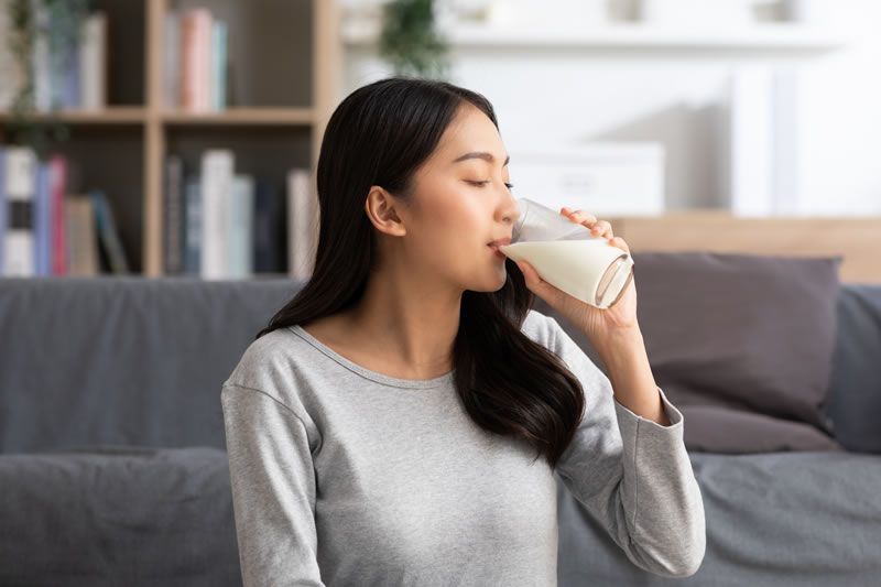 豆乳を飲んでいる女性