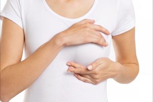 豊胸した胸の状態を確認する女性