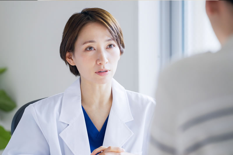 カウンセリングをしている医師