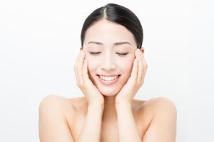 顔のたるみが気になっている女性
