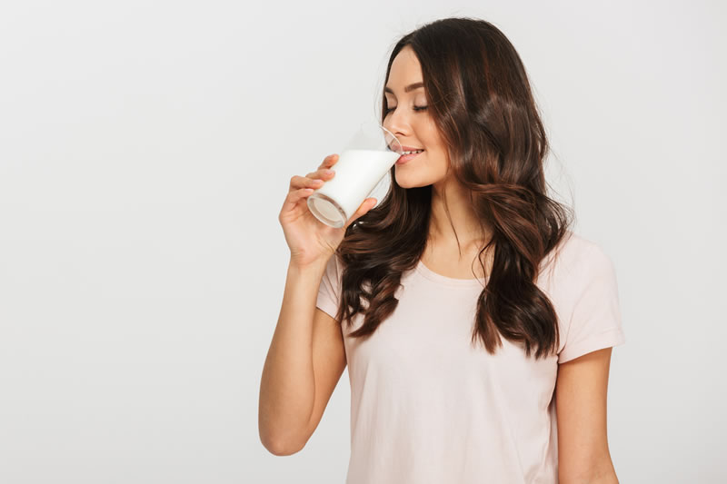 牛乳を飲んでいる女性