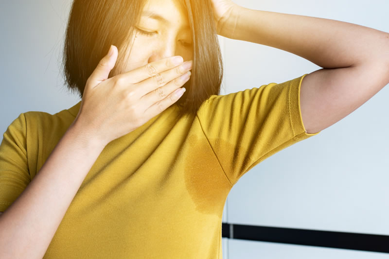 脇汗に悩む女性