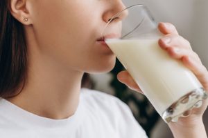牛乳をたくさんのんでいる女性