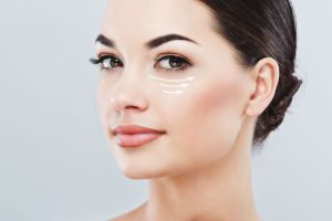 目の下のたるみが気になっている女性