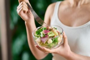 食事制限をしている女性
