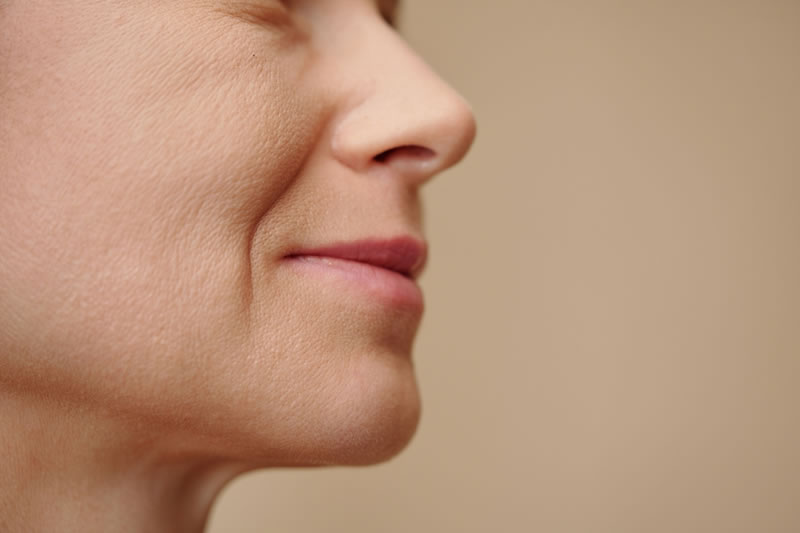 女性の鼻の下から口周り、あご、フェイスラインにかけての横顔