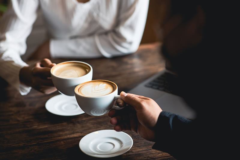 コーヒーを飲んでいる女性