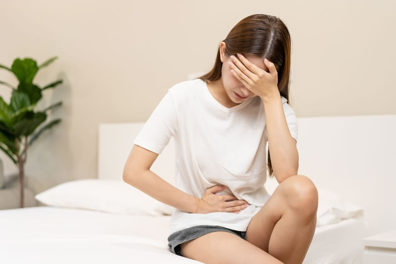 便秘に悩む女性