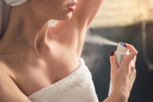 制汗剤を使用している女性