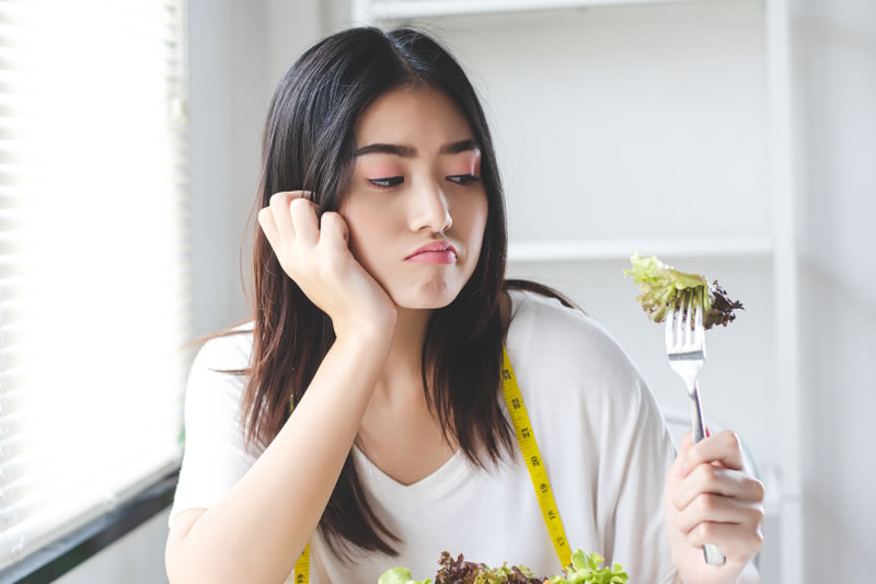 食事制限のダイエットしている女性
