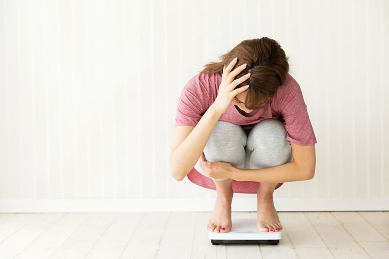 体脂肪を測っている女性