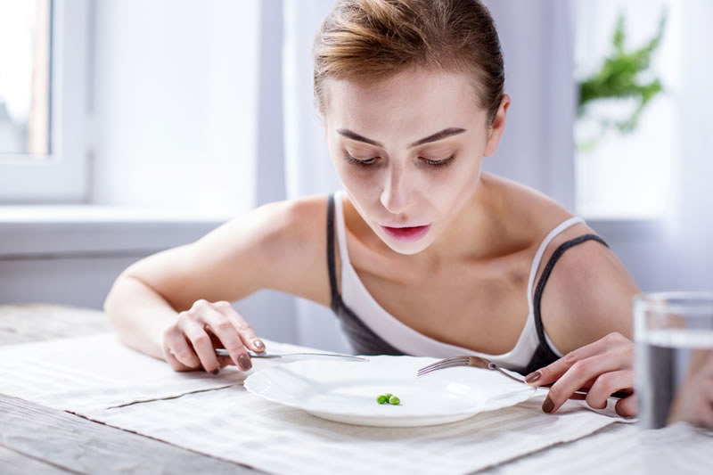 食事制限を続けている女性