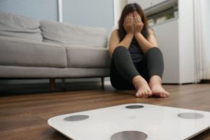 ダイエットに苦戦している女性