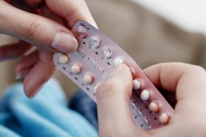 ピルを持っている女性